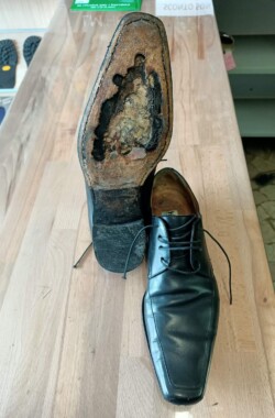 Quando riparare le calzature - foto di un paio di scarpe in cui una delle due scarpe ha la suola rovinata