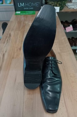 Come prendersi cura delle scarpe in pelle - foto di un paio di scarpe in pelle sopra ad un tavolo