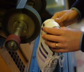 riparazione su misura per calzature e pelletteria - foto di una scarpa che sta venendo riparata